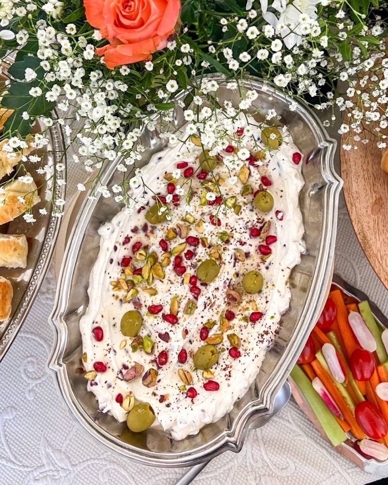 Labneh crémeux au zaatar, grenade & pistaches maison, buffet L'Apéritif Entre L à Aix-en-Provence