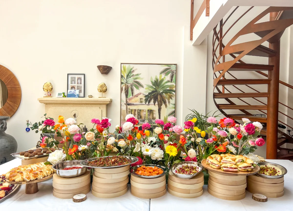 Buffet fleuri dressé dans un salon