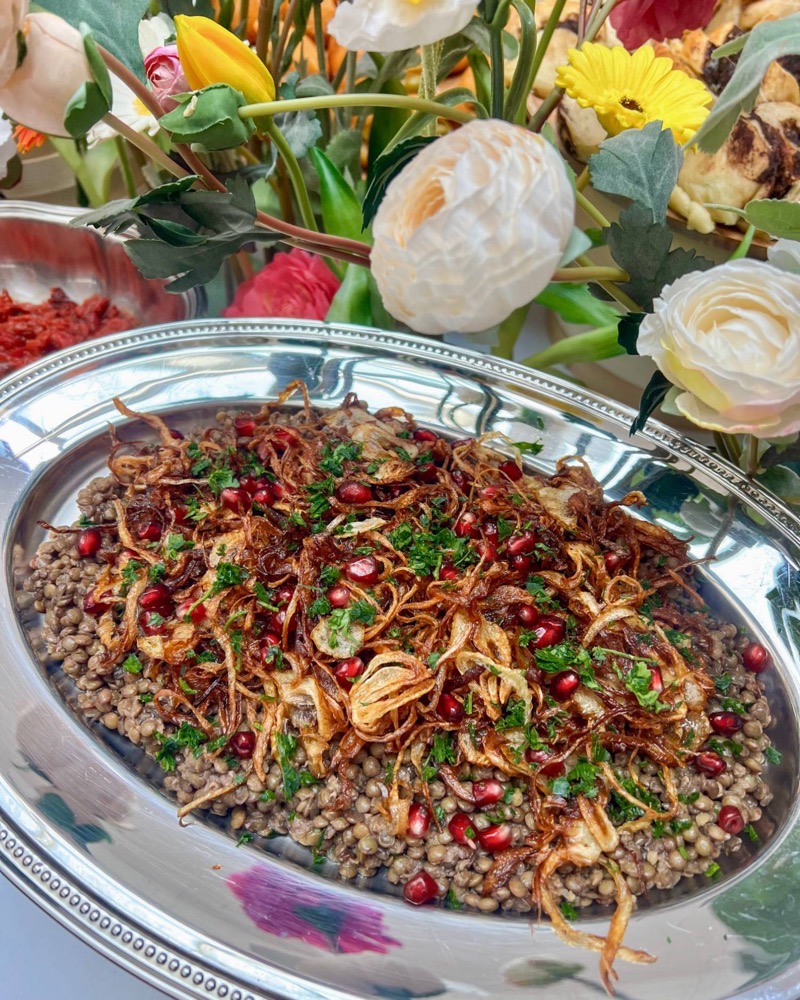 Lentilles fondantes, mélasse de grenade & oignons croustillants maison, buffet Le Cocktail Dînatoire Entre L à Aix-en-Provence