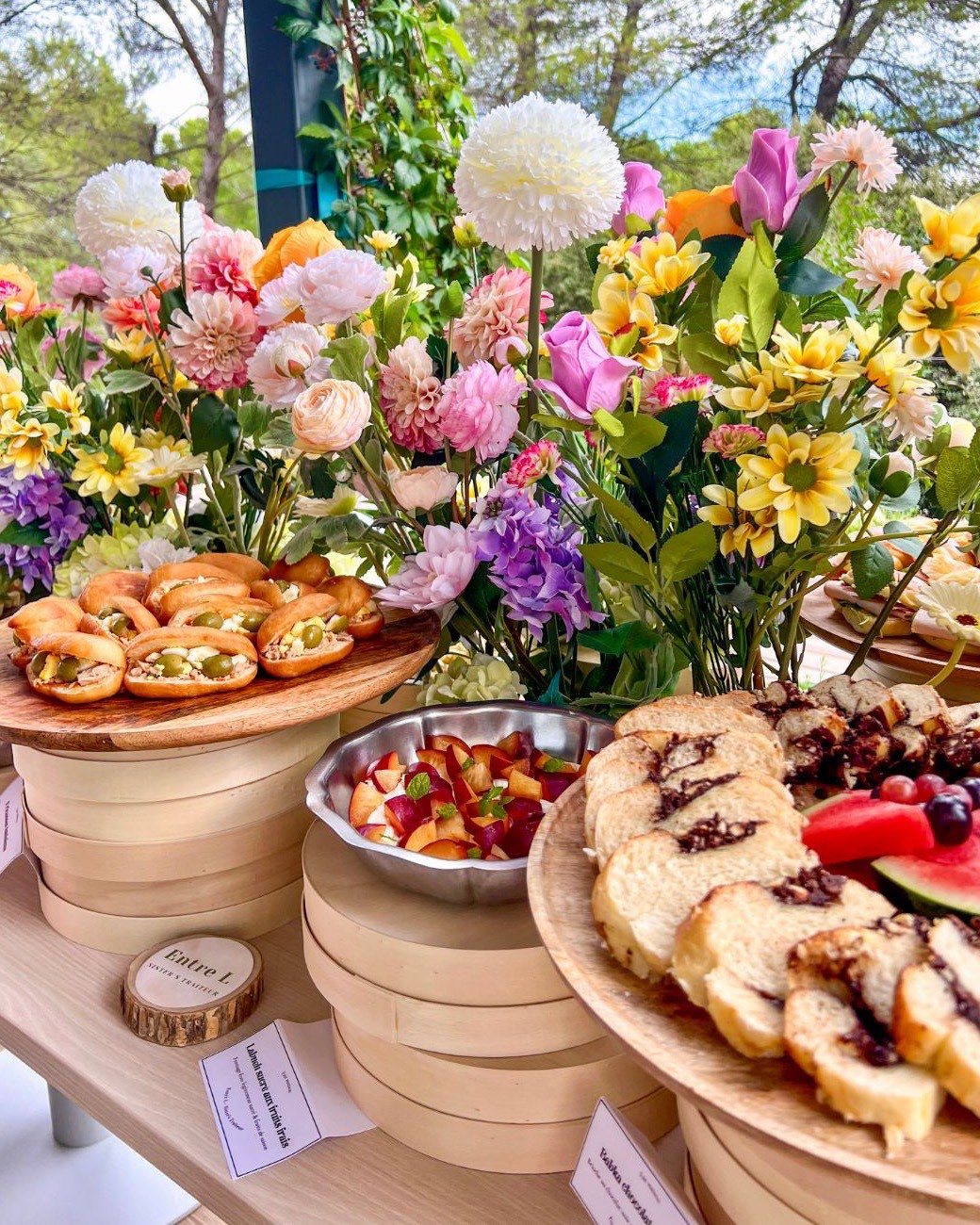 Buffet déjeuner maison Entre L à Aix-en-Provence : fricassés, babka chocolat, salade de fruits et fleurs