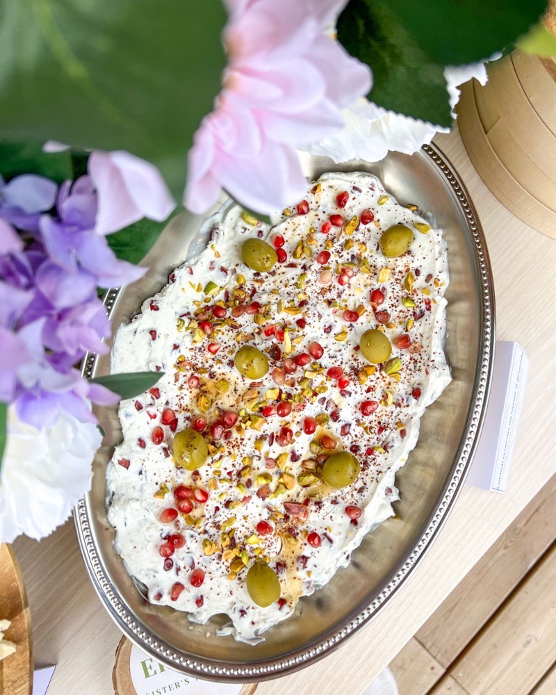 Labneh crémeux au zaatar, grenade & pistaches maison, buffet Le Déjeuner Entre L à Aix-en-Provence