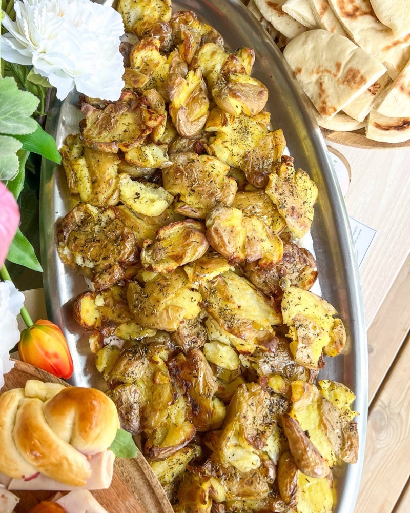 Pommes de terre écrasées croustillantes, yaourt grec & zaatar maison, buffet Le Déjeuner Entre L à Aix-en-Provence
