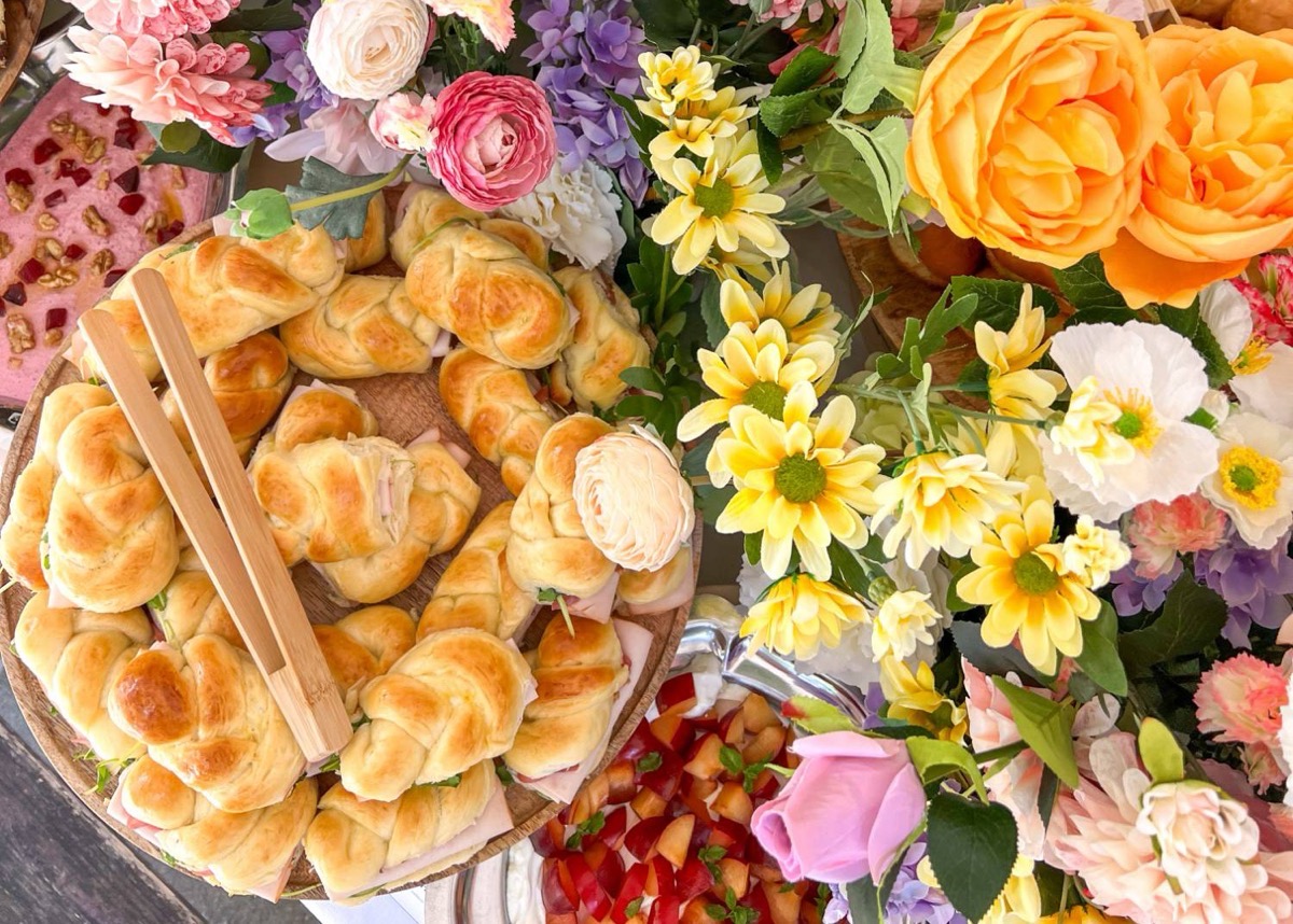 Hallot à la dinde fumée faits maison par Entre L, au milieu des fleurs d’un buffet à Aix-en-Provence