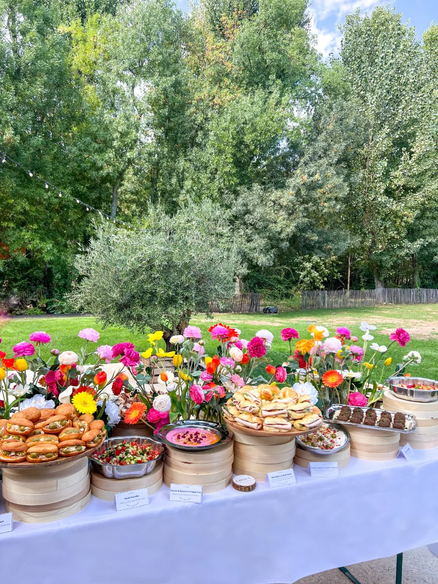 Buffet habillé de fleurs dressé dans un jardin