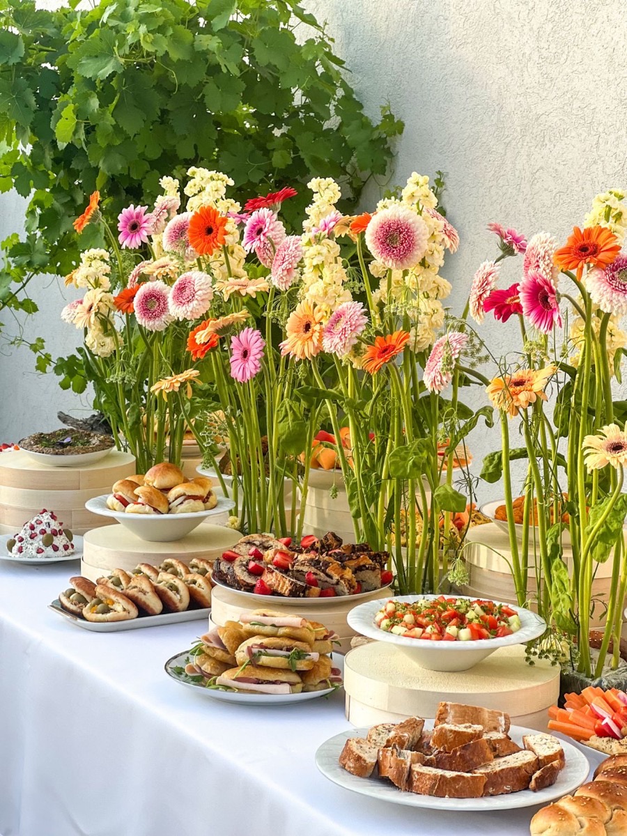 Table de buffet Entre L décorée de gerberas et de fleurs fraîches