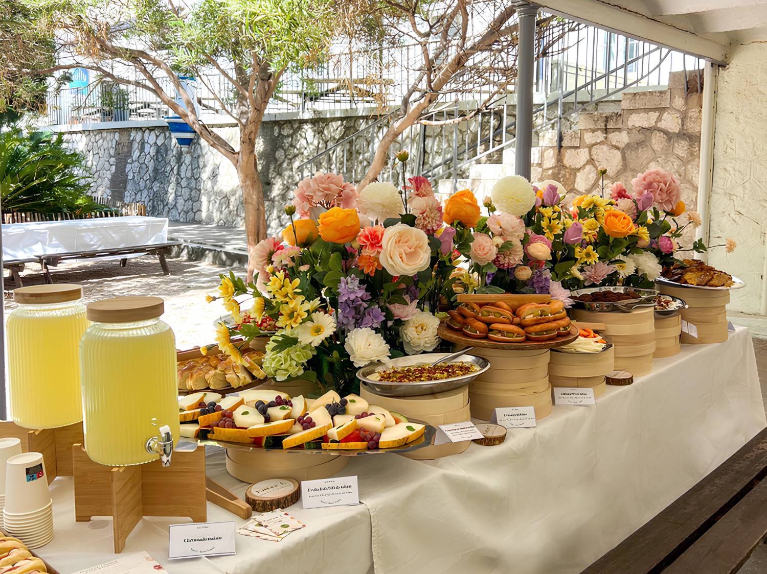 Buffet Le Déjeuner fait maison Entre L à Aix-en-Provence : fleurs, fruits frais, fricassés et citronnade maison