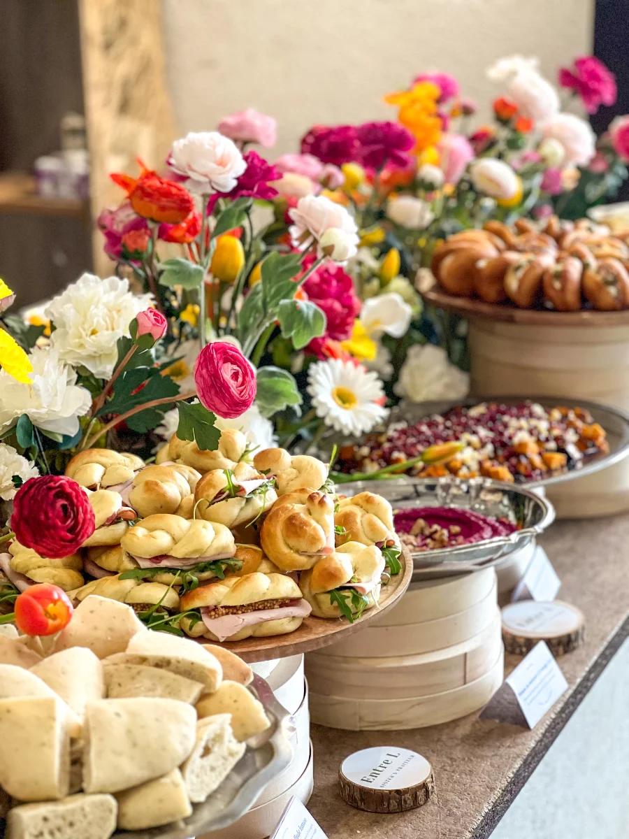 Buffet Le Signature habillé de fleurs