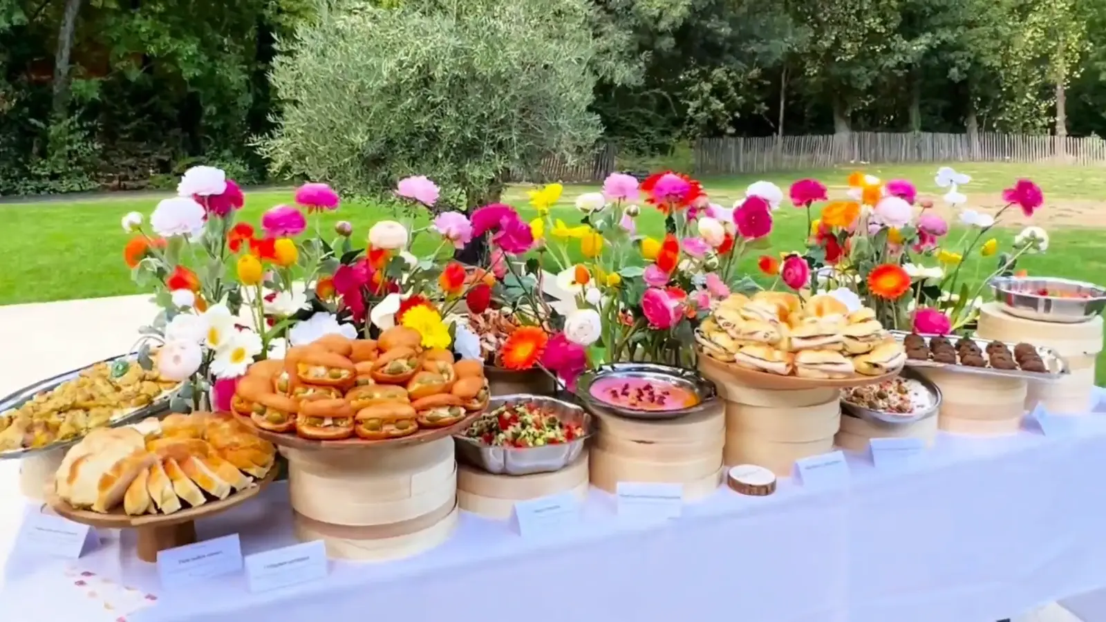 Buffet fleuri dressé dans un jardin