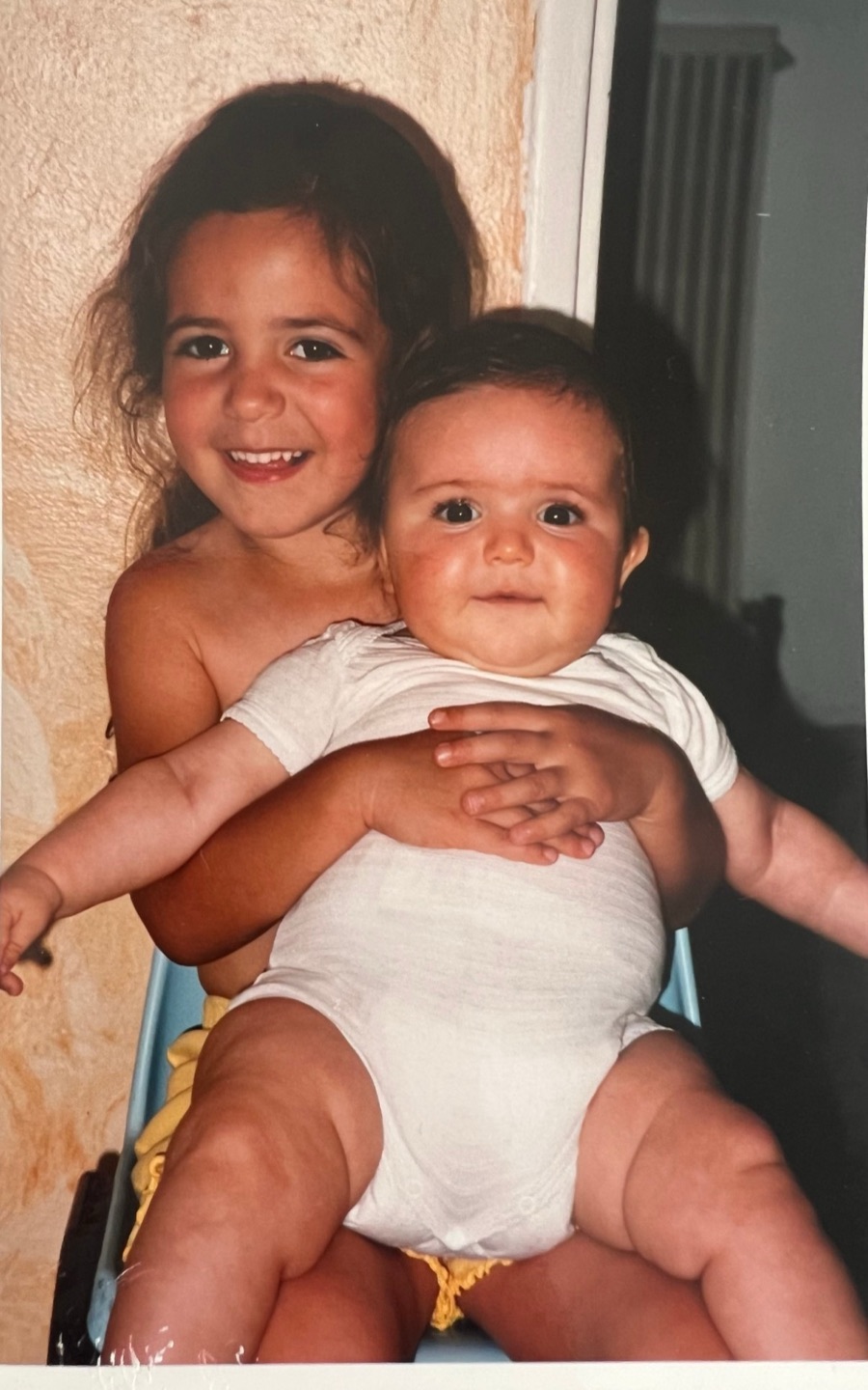 Léa et Laura, les deux sœurs d’Entre L, enfants