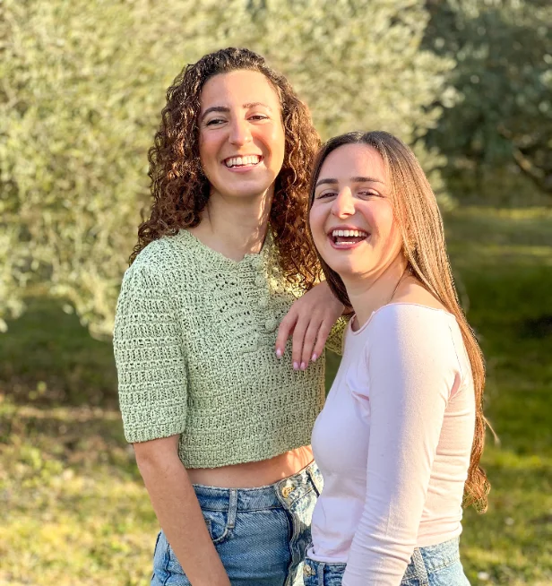 Les deux sœurs d'Entre L, souriantes, en extérieur