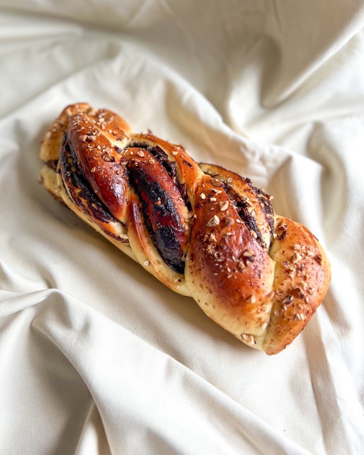 Babka chocolat noisettes maison Entre L à Aix-en-Provence, entière