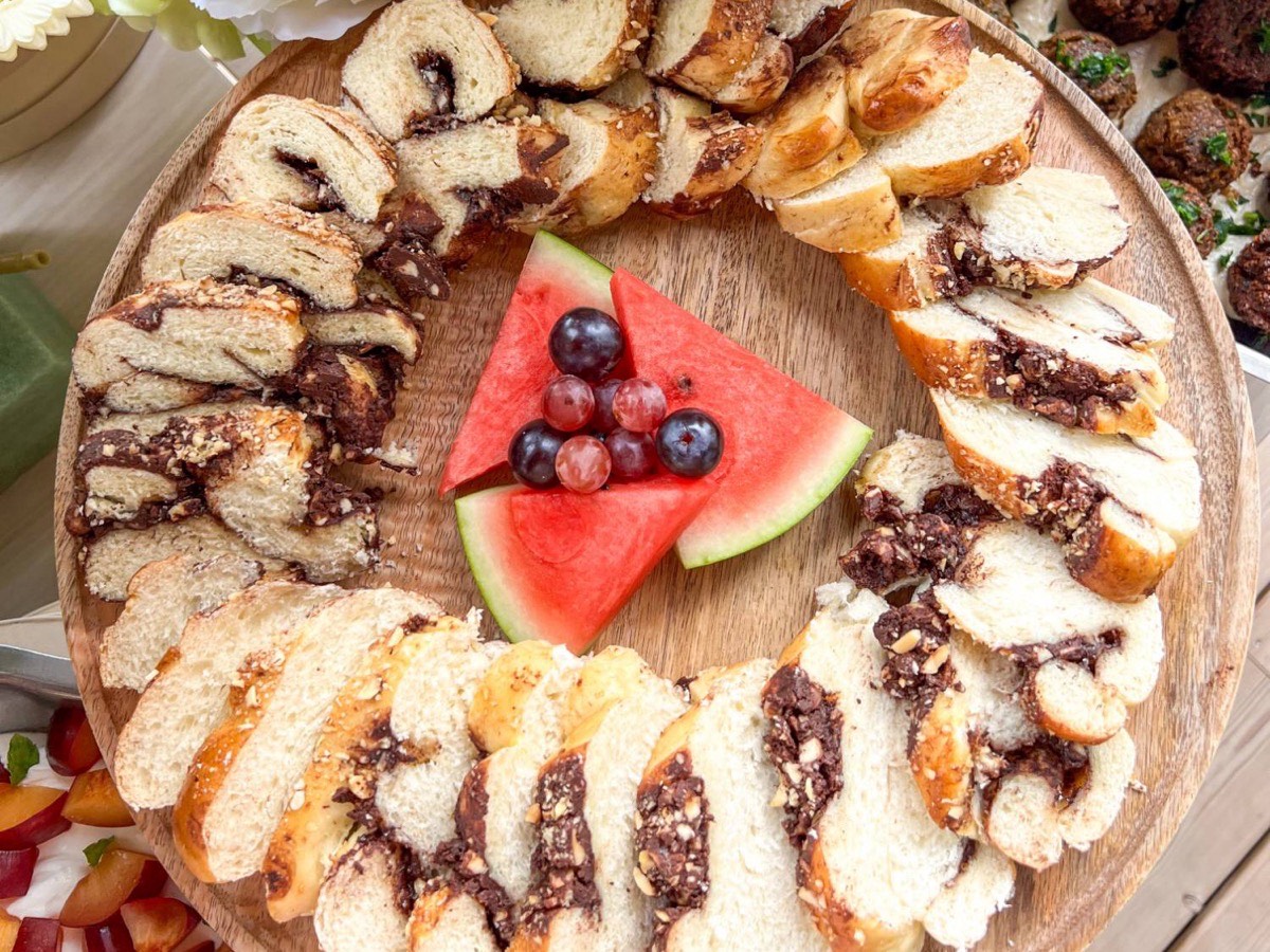 Babka chocolat noisettes maison Entre L en tranches, servie en buffet avec pastèque et raisins