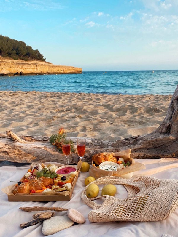 Pique-nique Entre L sur une plage de la côte : plateau apéro maison, hallah, houmous de betterave et citrons