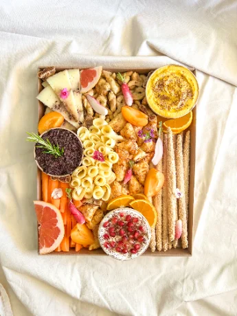 Plateau apéritif garni vu de dessus