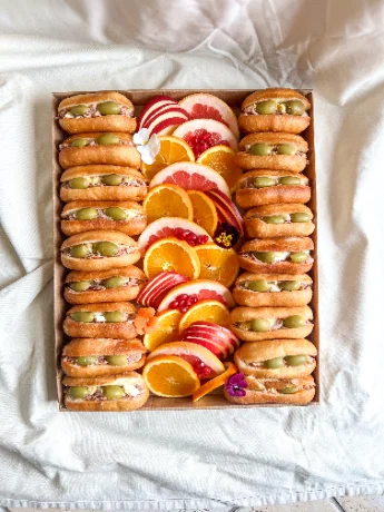 Plateau de mini sandwichs et tranches d'agrumes